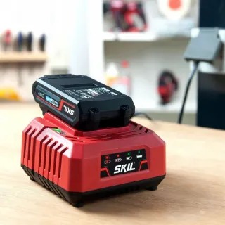 Комплект акумулаторна батерия и зарядно устройство SKIL 3110 AA / 18V